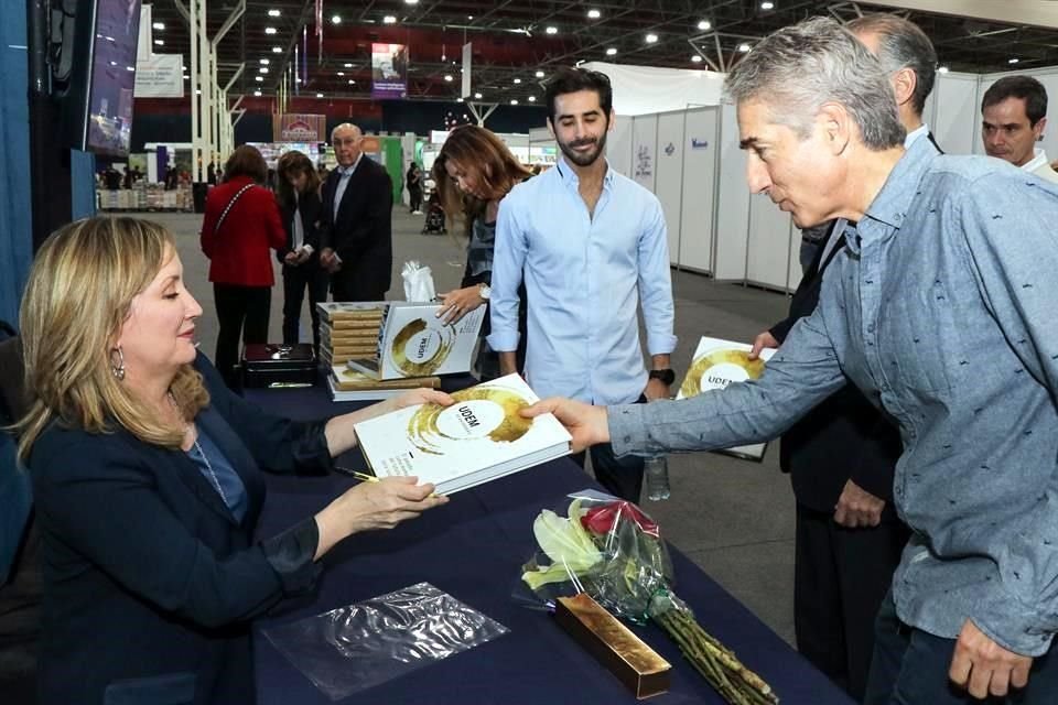 La autora firmó los libros para los asistentes.