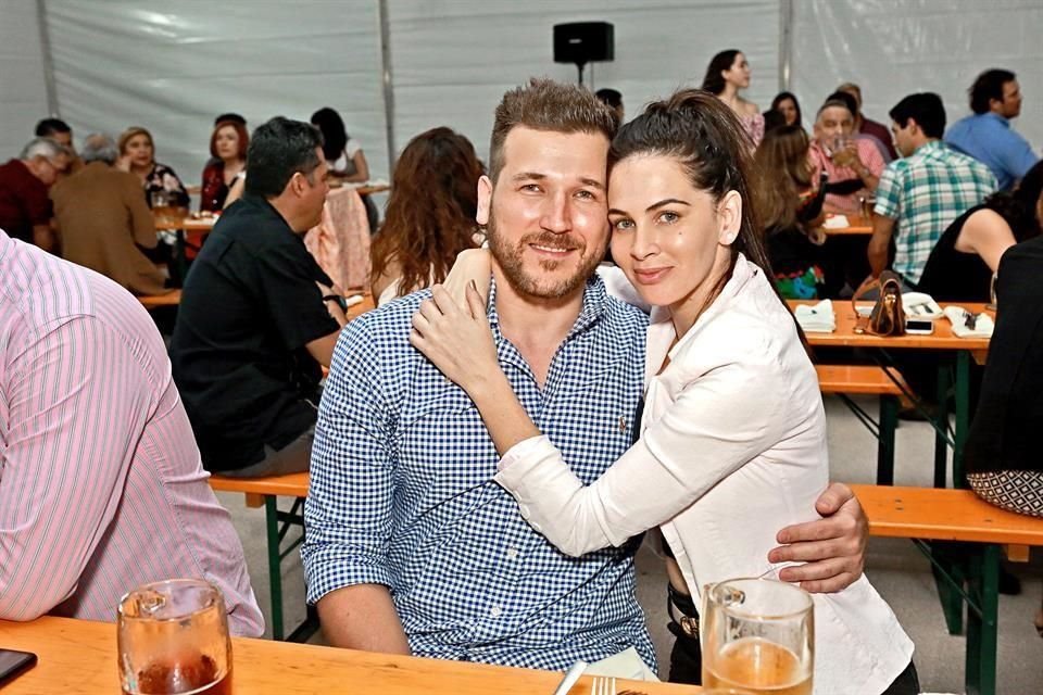 Jorge de la Garza y Dayana Arbolaiz