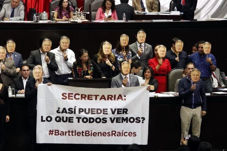 Diputados de Acción Nacional subieron a tribuna  con 'caritas' del titular de la CFE, Manuel Bartlett, para cuestionar a la Secretaria de la Función Pública.