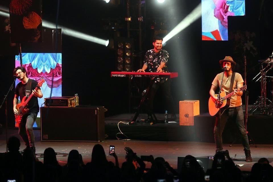 El Auditorio Telmex casi se llenó de fans de la banda que ha cautivado a una joven generación.