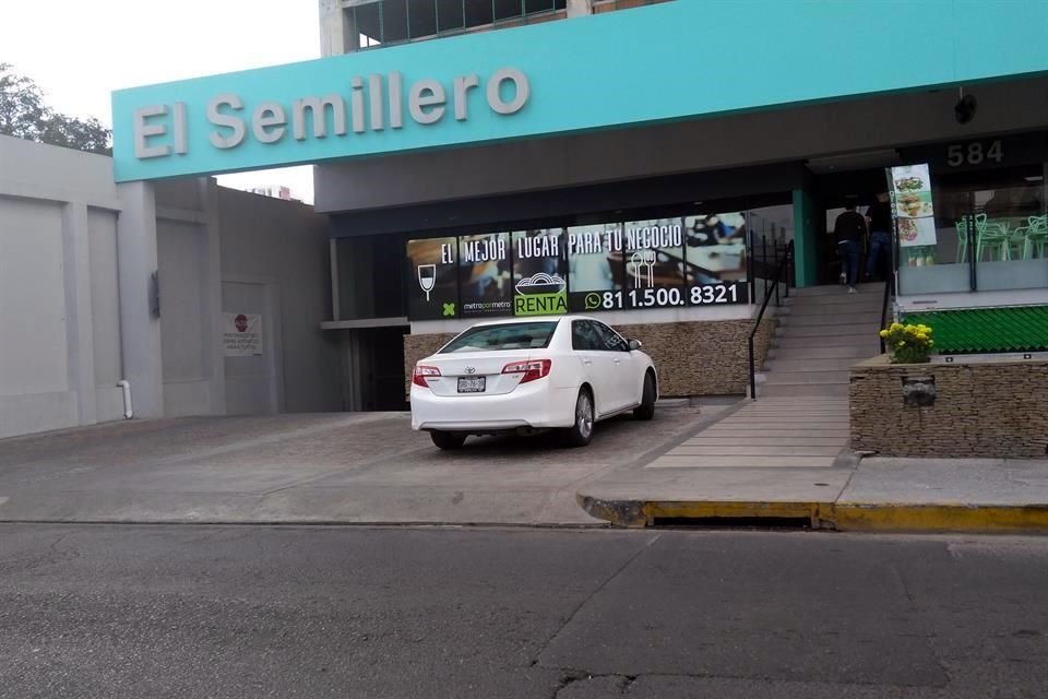 Habitantes del sector de La Pursima denunciaron descargas de aguas residuales del edificio 'El Semillero', ubicado en la calle Matamoros.