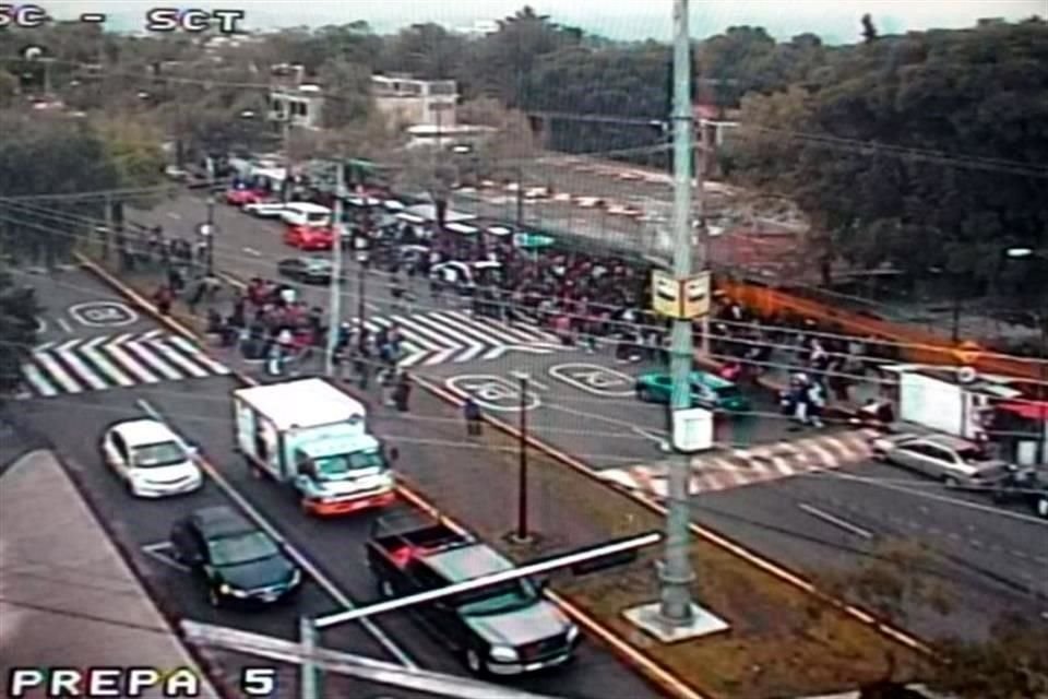 Esta mañana, al exterior de la Preparatoria 5 estudiantes se concentraron en la entrada.