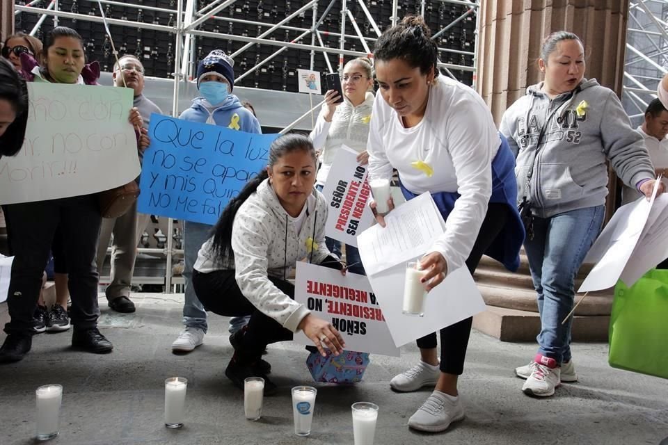 A un metro de la puerta, las mamás formaron con veladoras el listón que simboliza la lucha contra el cáncer.
