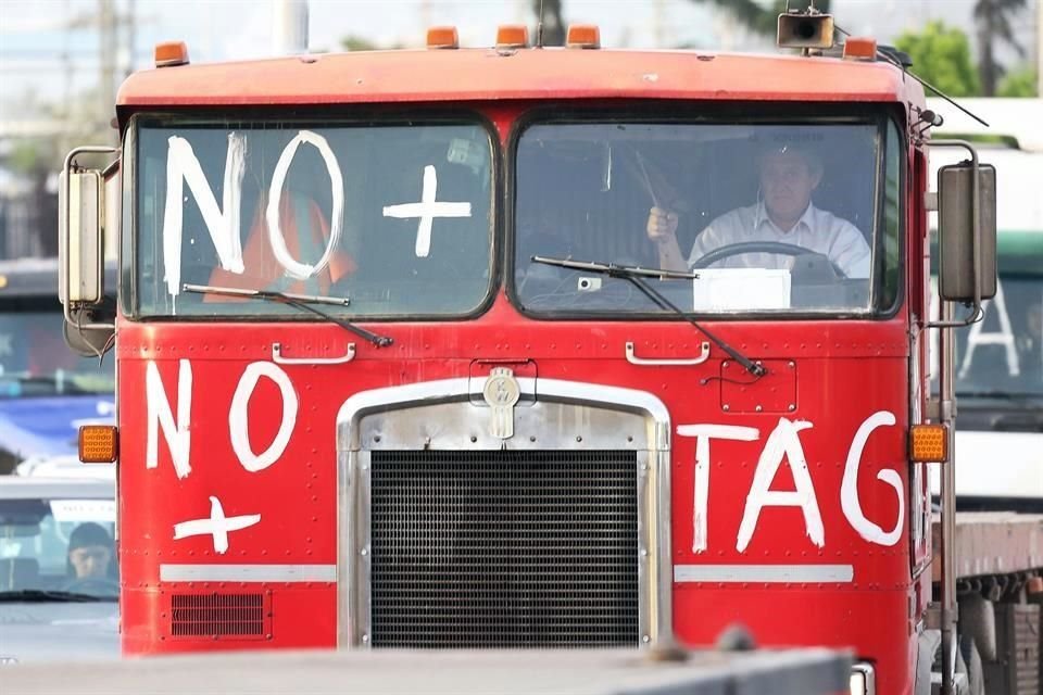 Camiones, taxis, y autos particulares inundaron Santiago de Chile en protesta contra el TAG, un peaje cobrado en las autopistas privadas.