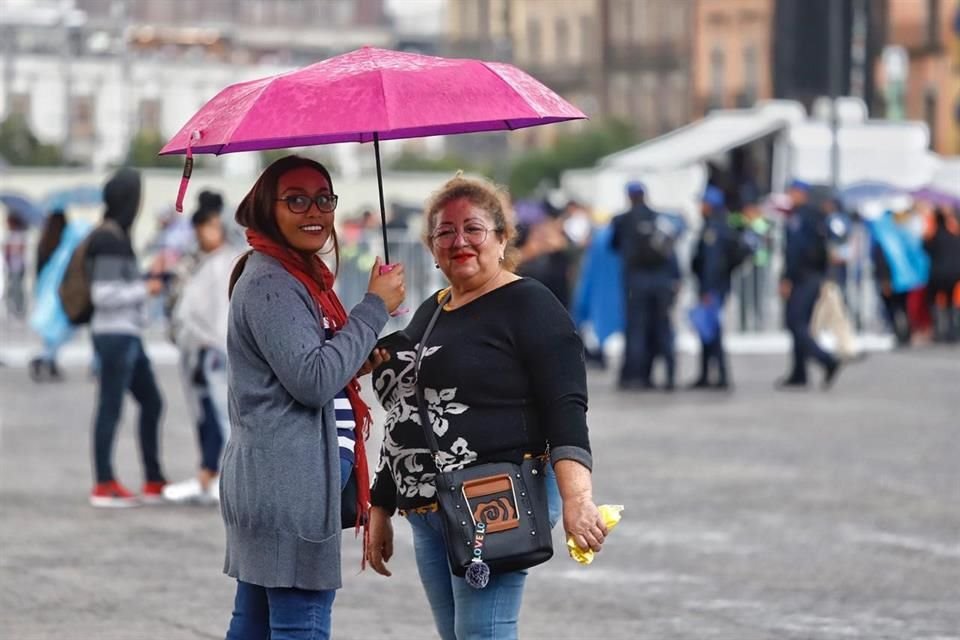 Varios asistentes se previnieron al clima lluvioso de la CDMX para no dejar de disfrutar del evento.