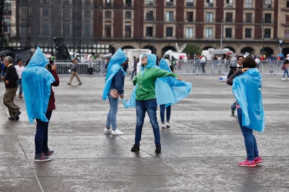 Otros presentes disfrutaron del clima y de la música que entonaron varios seguidores del 'Príncipe de la Canción'.