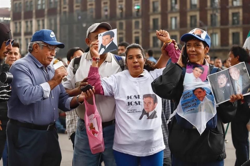 Varios fans acudieron al Zócalo con carteles, playeras y demás elementos alusivos al famoso.