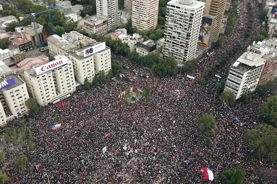 Fotografía aérea que muestra a miles de manifestantes reunidos este viernes para pedir la renuncia del presidente chileno, Sebastián Piñera, en los alrededores de la Plaza Italia de Santiago.