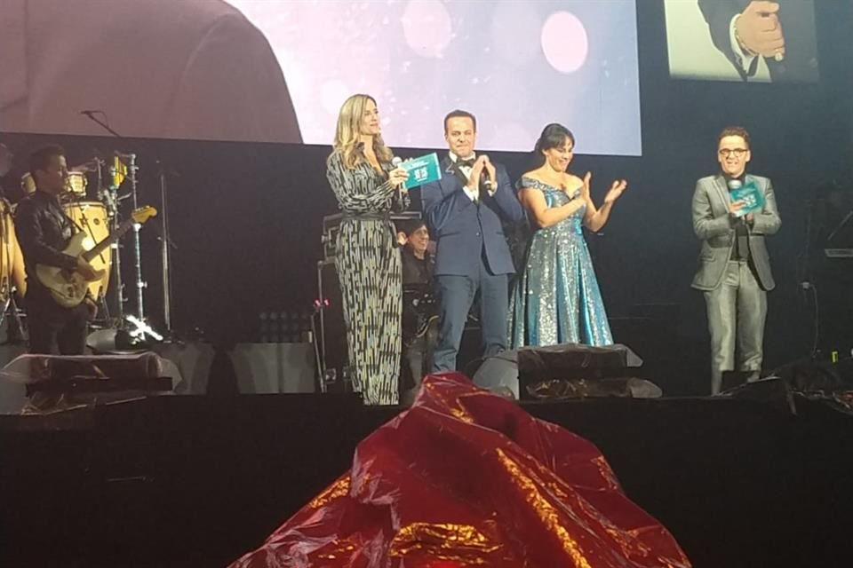 José Joel y su hermana, Marysol, agradecieron la presencia del público y lo encantaron con sus interpretaciones.