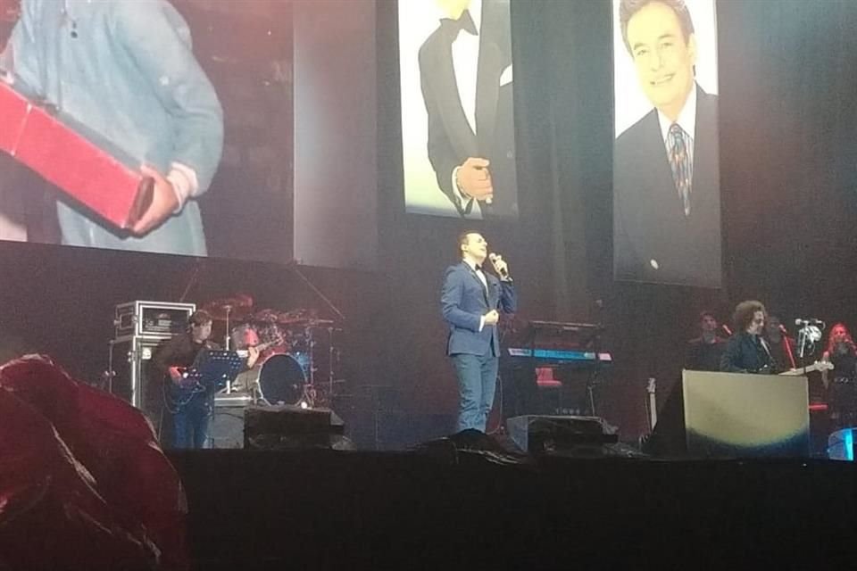 José Joel interpretó el tema 'Voy a Llenarte', acompañado de las luces de los celulares de la gente.