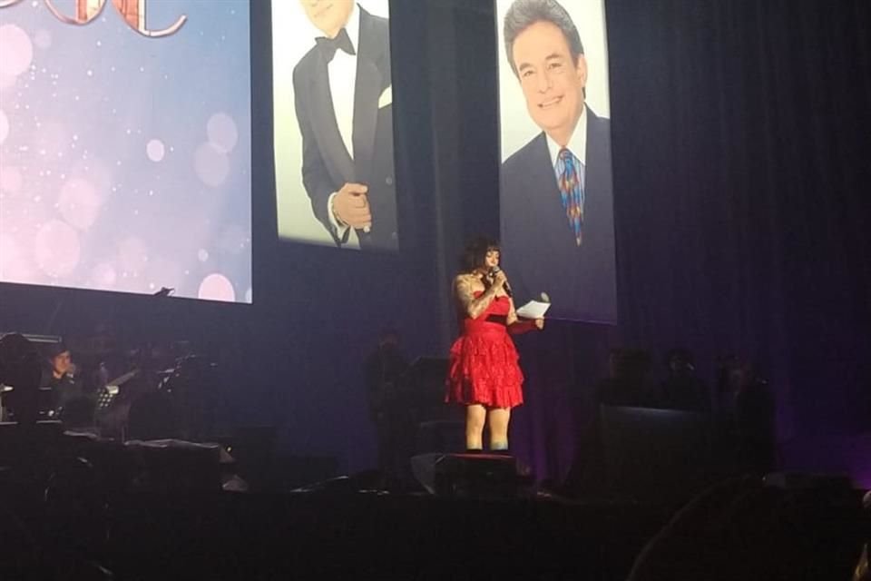 Mon Laferte condenó los actos de represión en Chile durante su presentación en el homenaje a José José.