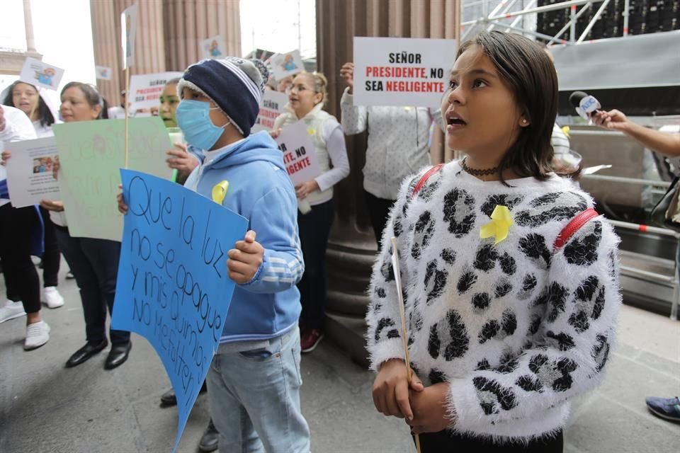  Niños enfermos y sus madres participaron en la protesta por la falta de medicamentos.