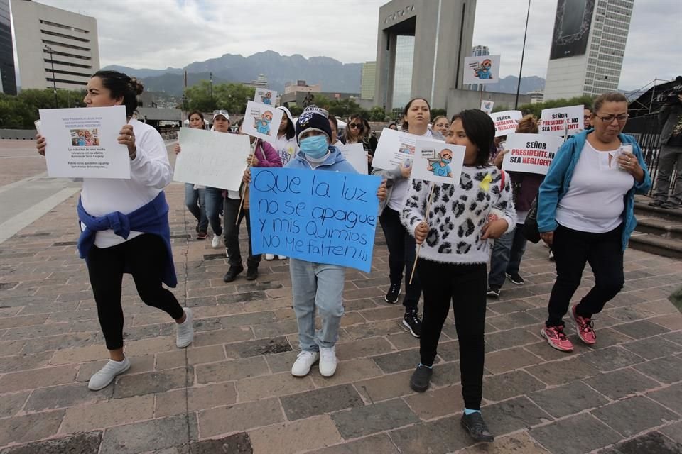 Las mamás traían en su ropa un listón dorado que representa la lucha contra el cáncer infantil. Pasadas las 10:00 horas iniciaron su actividad en la Macroplaza y dibujaron la forma de ese listón.