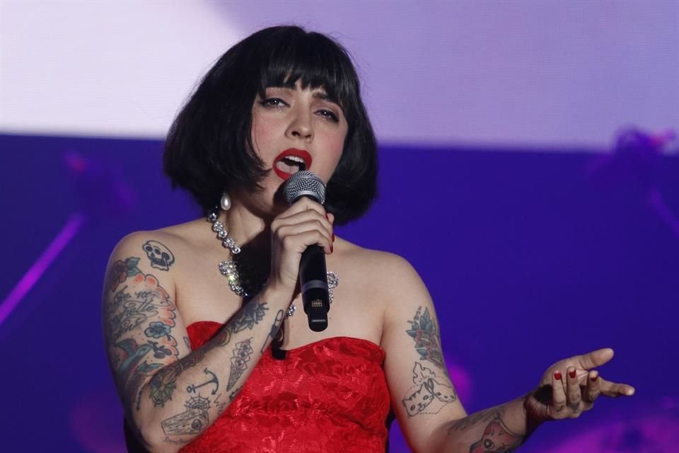 Mon Laferte protestó por la represión en Chile.