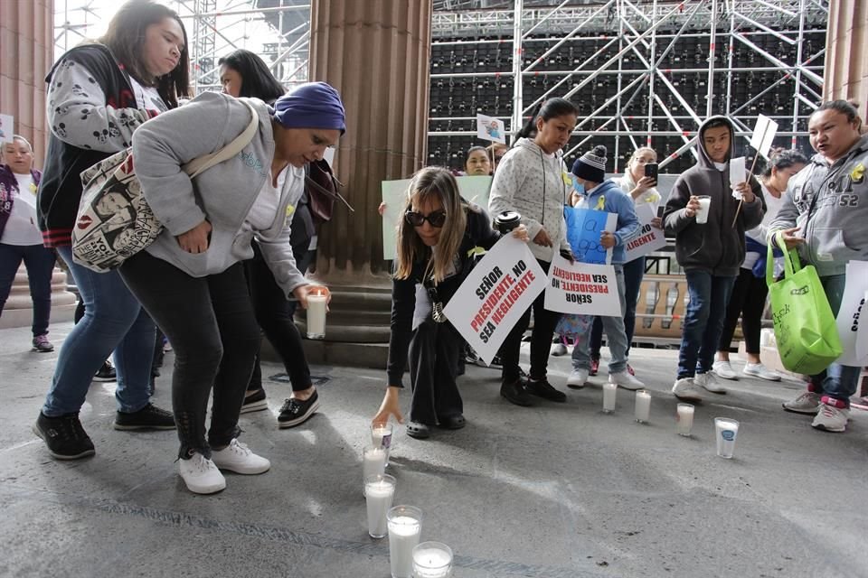 Cansadas de promesas sin cumplir, mamás de niños con cáncer atendidos en la Clínica 25 del IMSS se manifestaron ayer frente al Palacio de Gobierno para exigir a las autoridades una solución inmediata y duradera para sus hijos. 
