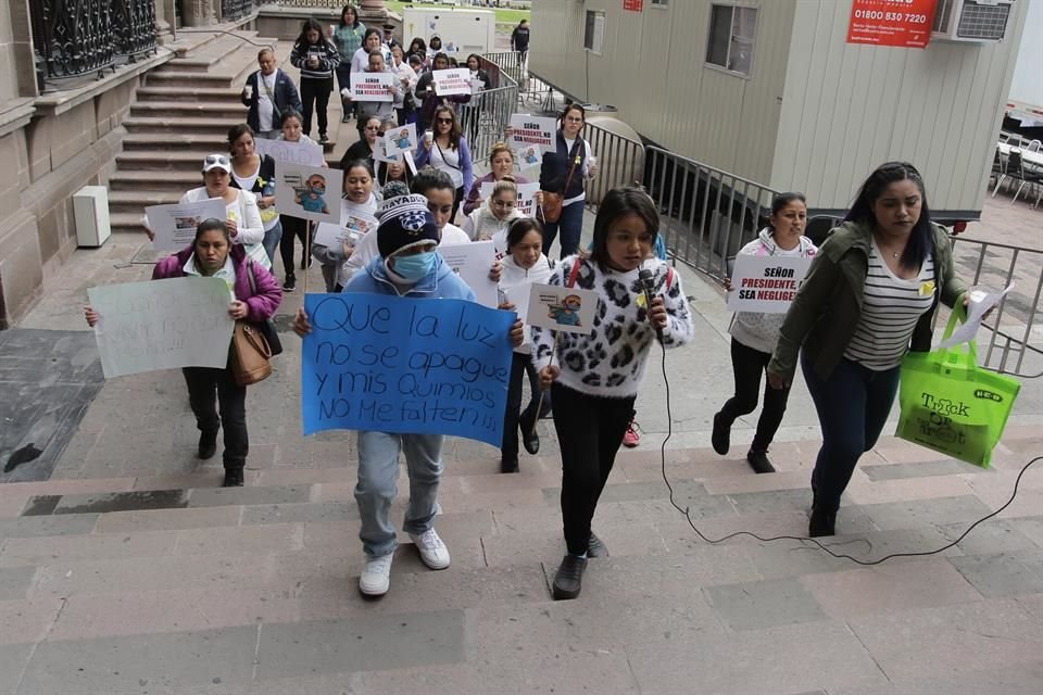 El viernes, niños con cáncer y sus madres se manifestaron contra el desabasto de medicamentos.