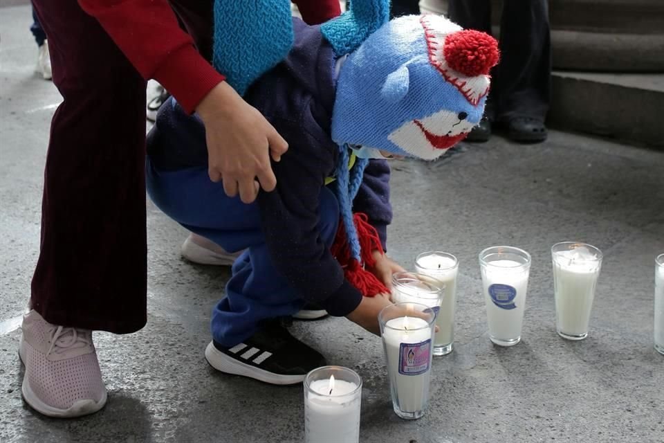 Varias mamás, acompañadas de sus hijos, se manifestaron frente al Palacio de Gobierno con pancartas. 