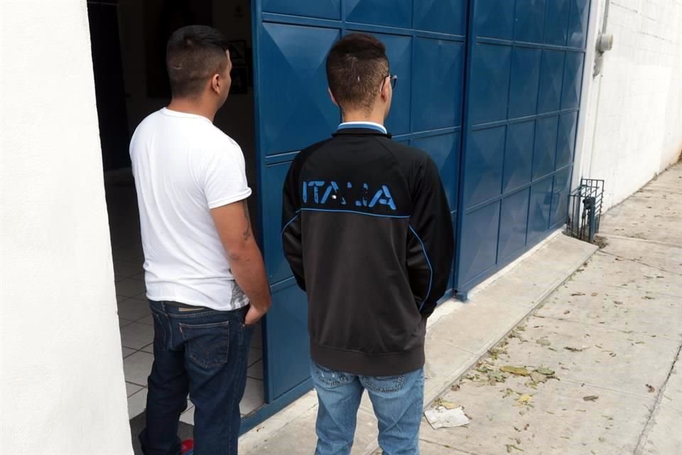 Beto y Mario se sometieron a una terapia para dejar atrás sus adicciones, y ahora ayudan a otros jóvenes que llegan por primera vez al centro ubicado en la Colonia Rincón de la Sierra.