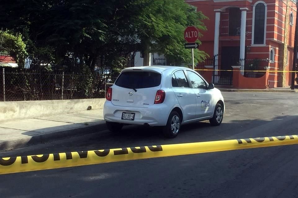 Los ladrones abandonaron el auto March 2019 en Allende y Lázaro Garza Ayala, en San Pedro.