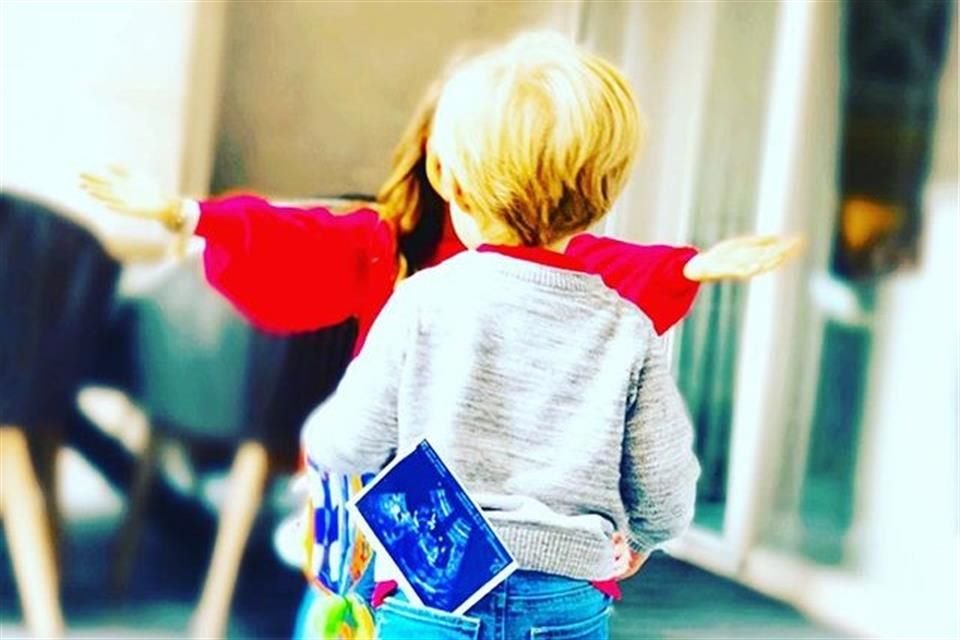 La actriz compartió una imagen en la que aparece su hijo Manuel con el ultrasonido en su bolsillo.