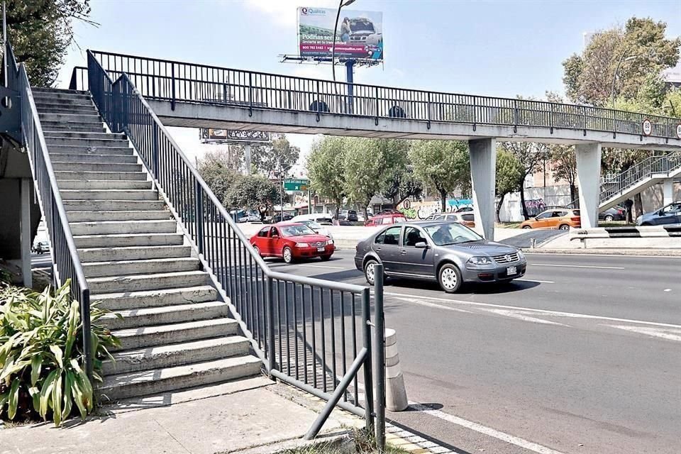 Semovi informó que tan sólo este año se invertirán 60 millones de pesos para puentes peatonales, 10 serán para la construcción de uno frente al centro cultural Ollin Yoliztli y 50 millones para el mantenimiento de los ya existentes.