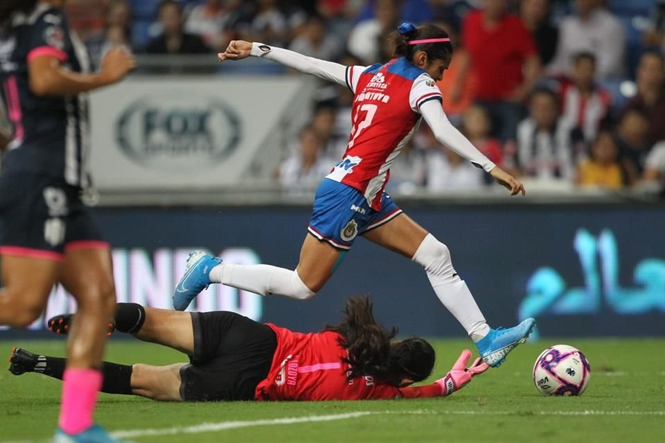La delantera tapatía Daniela Solís marcó un doblete para las Rayadas y el otro tanto fue marcado por Desiree Monsiváis.