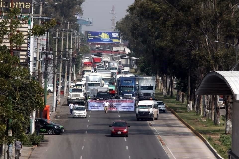 Los integrantes de la Amotac avanzan sobre la vía Morelos.