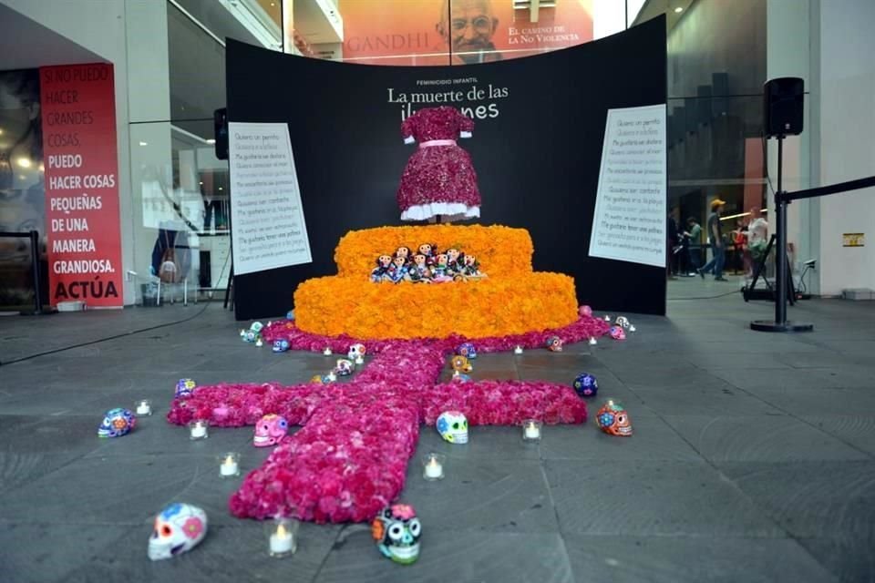 Previo al Día de Muertos, esta tarde se colocó una ofrenda en el Museo de Memoria y Tolerancia, por víctimas del feminicidio.