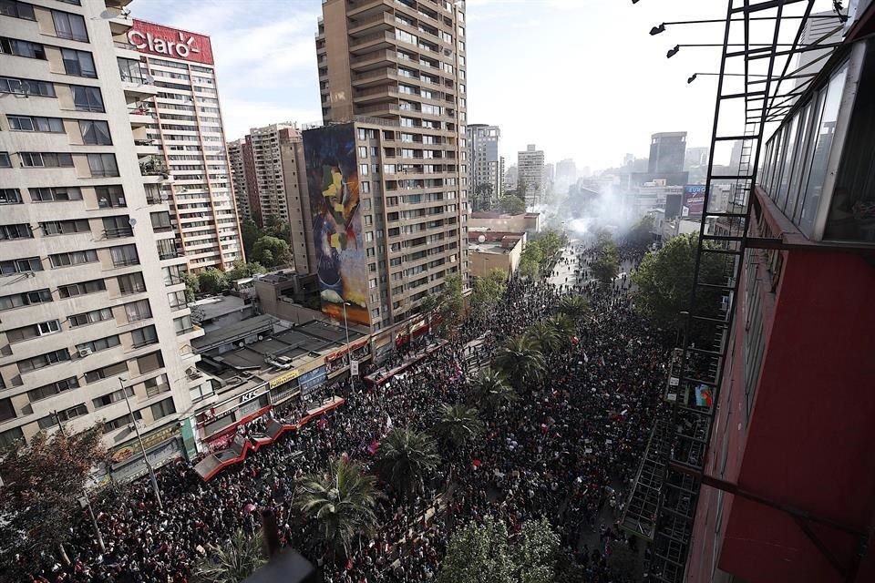 Manifestantes protestan en las calles cercanas a la céntrica Plaza Italia, en protestas contra el Gobierno, este martes en Santiago.