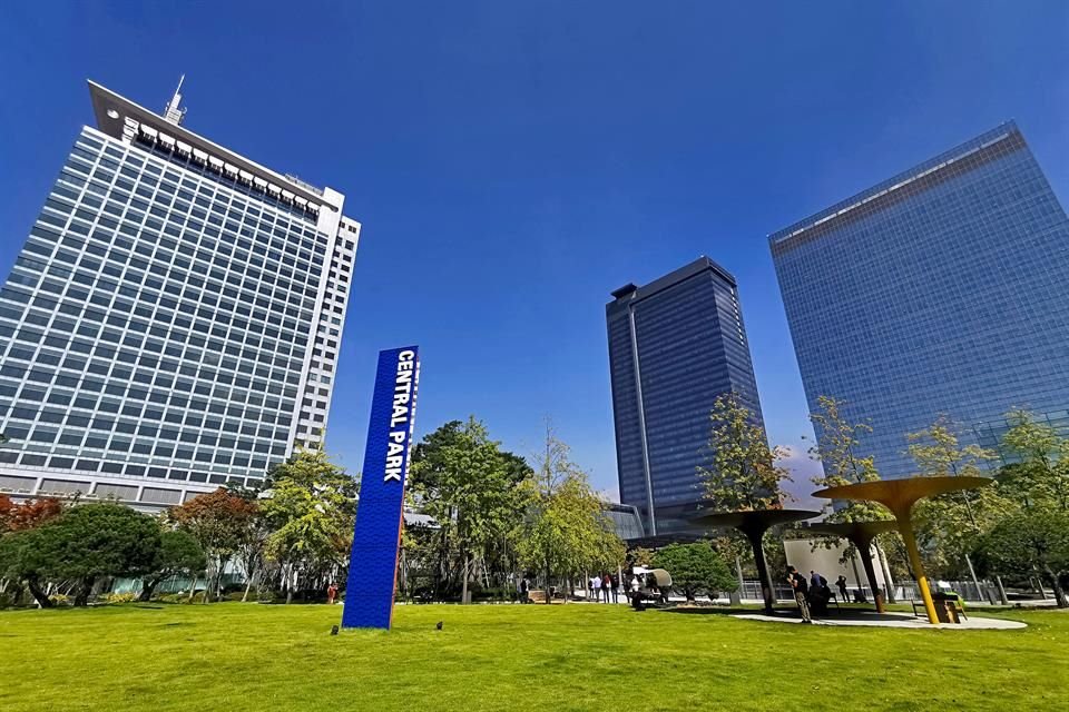 El campus de Samsung Digital City se encuentra en Suwon, a casi 40 minutos de distancia de Seúl y posee su propio Central Park para que los más de 32 mil empleados se relajen y convivan.