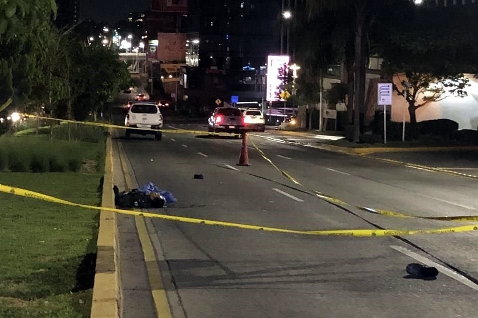 La víctima cruzó la calle por una zona no peatonal cuando fue impactado por la camioneta.