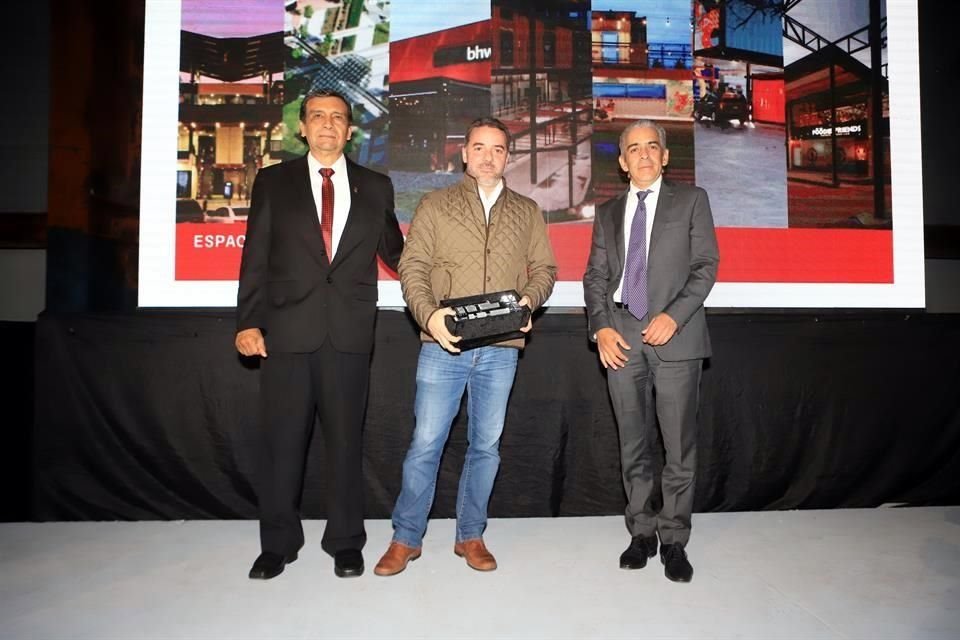 PREMIO CALLI Espacios de Trabajo Agustín Landa, Rolando Martínez, entrega Manuel Martínez