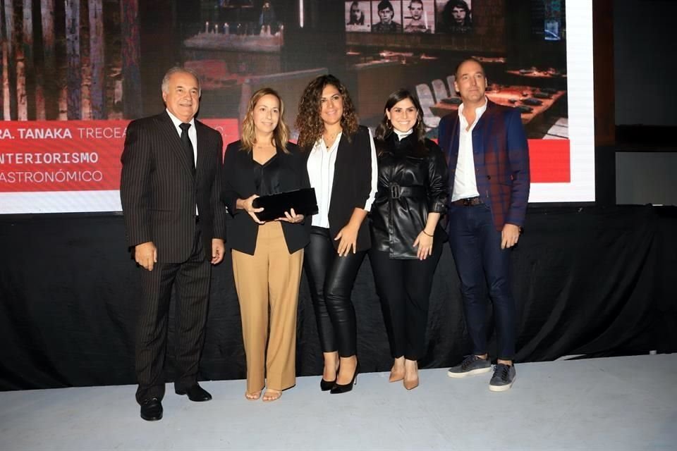 PREMIO CALLI Interiorismo Gastronómico Victoria Rubies, Nelly Alanís, Sonia Viadero y Mauricio Lobeira, entrega Lizandro de la Garza