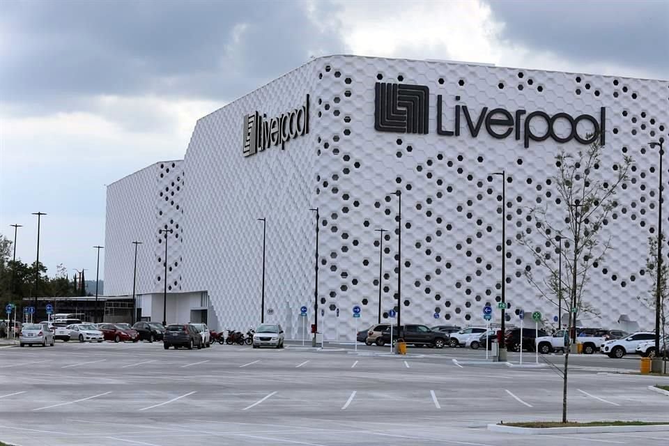 La inauguración de Liverpool se realizó este miércoles y poco antes de abrir sus puertas a las 11:00 horas, ya había clientes.