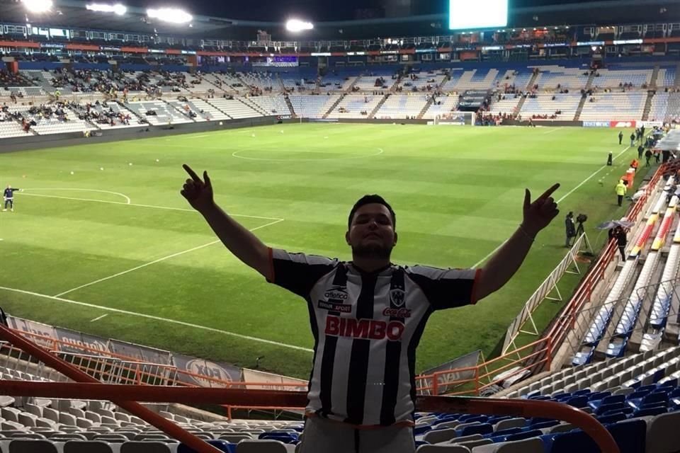 A Emmanuel no le importa si está solo o acompañado, él siempre viaja con sus Rayados.