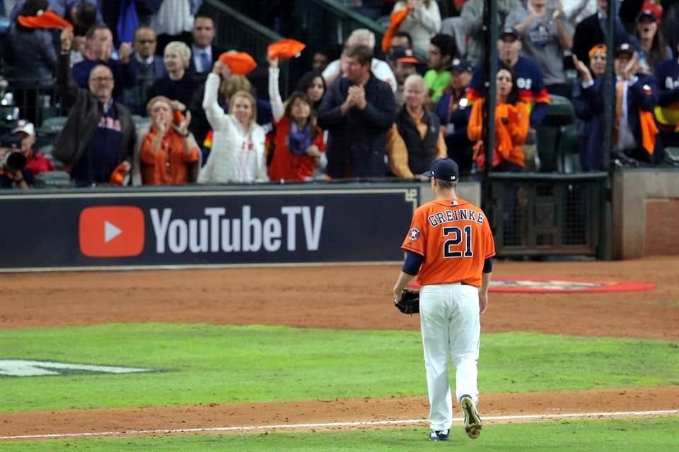 Greinke fue ovacionado por su afición al dejar el diamante. En ese momento todo era felicidad en Houston.
