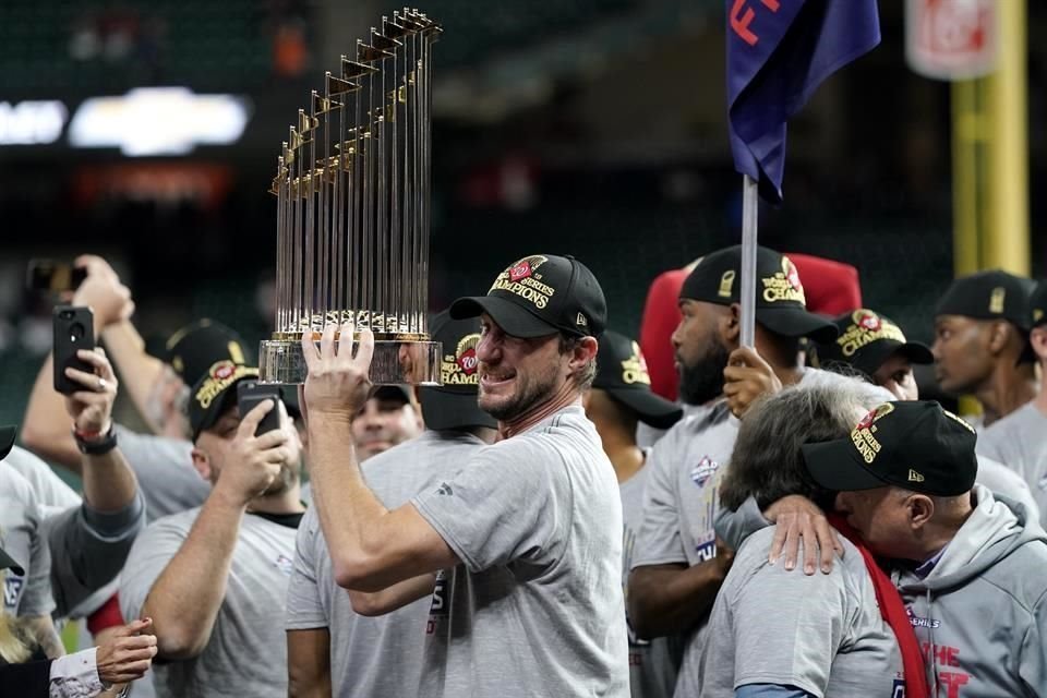 El pitcher Max Scherzer no se aguantó las ganas de levantar el trofeo.