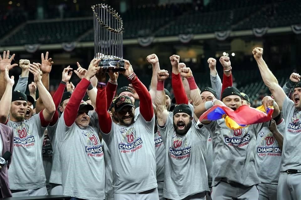 Los Nacionales ceelbraron en un estadio semivacía, esto porque la afición de Houston se fue de las gradas.