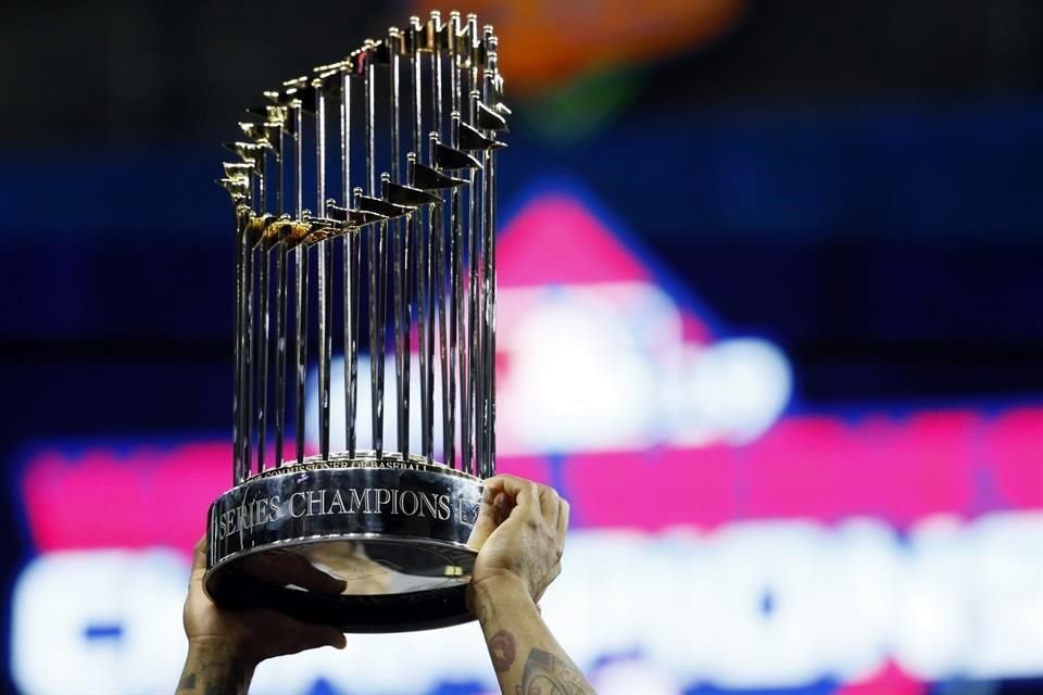 El trofeo de campeón de la MLB al fin estuvo en poder de los Nacionales.