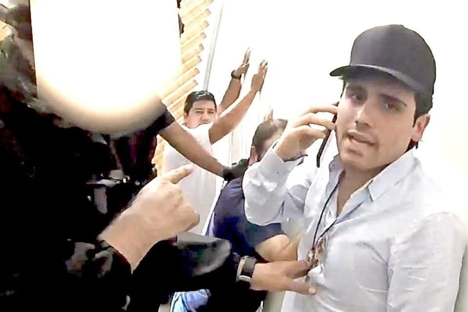 Una vez detenido, Ovidio Guzmán hizo una llamada por celular a sus hermanos para pedir que terminaran las balaceras.