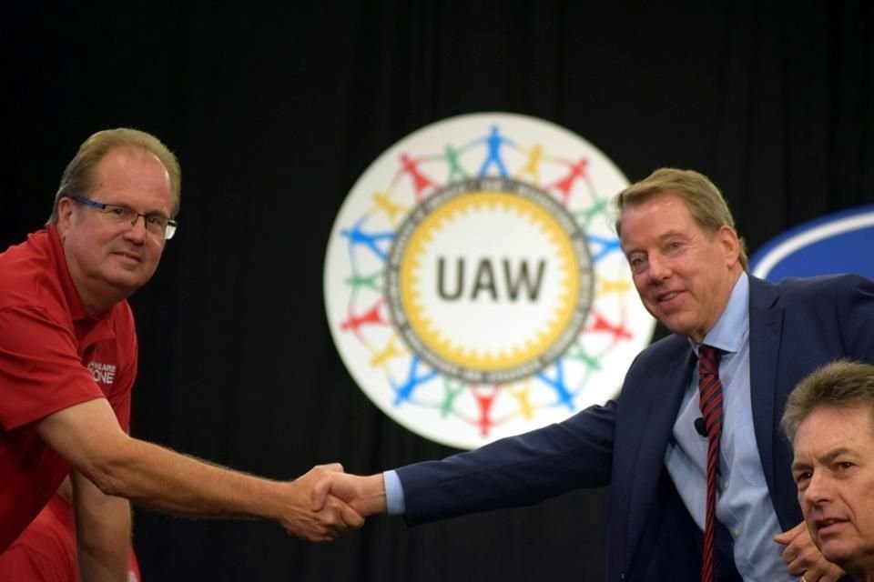 Gary Jones (Izq.), presidente del UAW, junto a Bill Ford, presidente ejecutivo de Ford Motors.