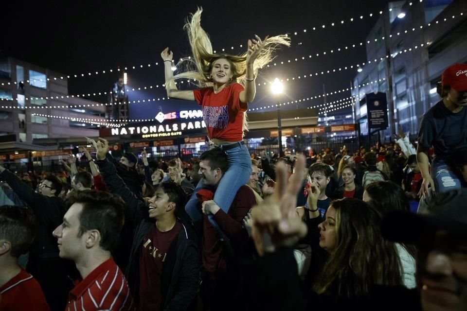 Tras el título, los fanáticos salieron del Nationals Park a seguir la fiesta.