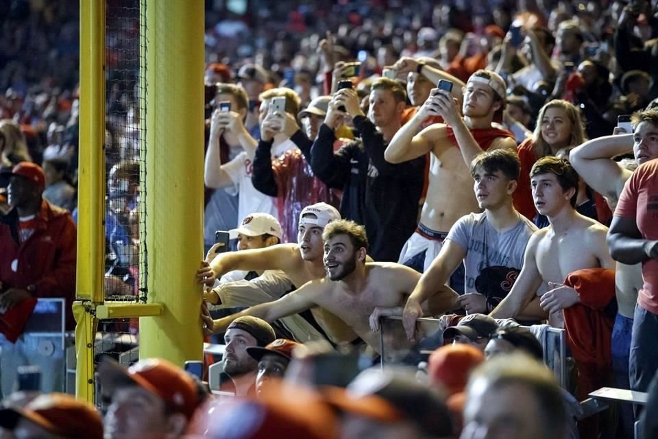 Al borde de la emoción estaban los aficionados esperando el out 27.