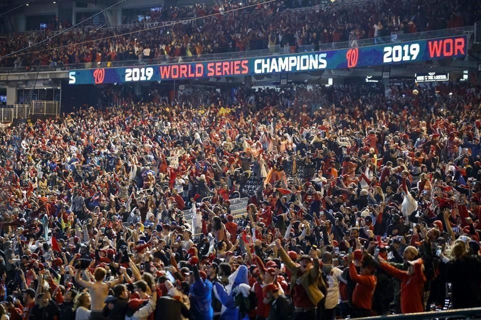 El Nationals Park lució a reventar. Ahí se transmitió el Juego 7 de la Serie Mundial.