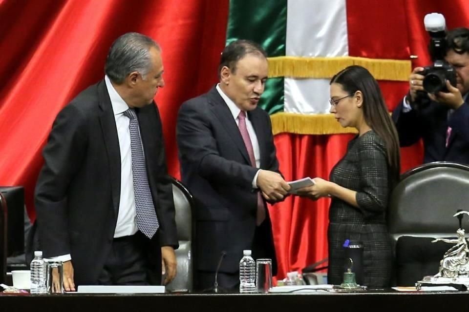 El funcionario entregó a la Presidenta de la Cámara de Diputados el informe sobre operativo en Culiacán.