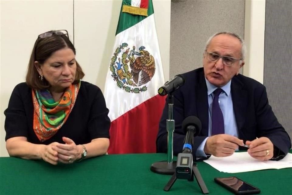 Seade (der.) ofreció una conferencia con la Embajadora Martha Bárcena.