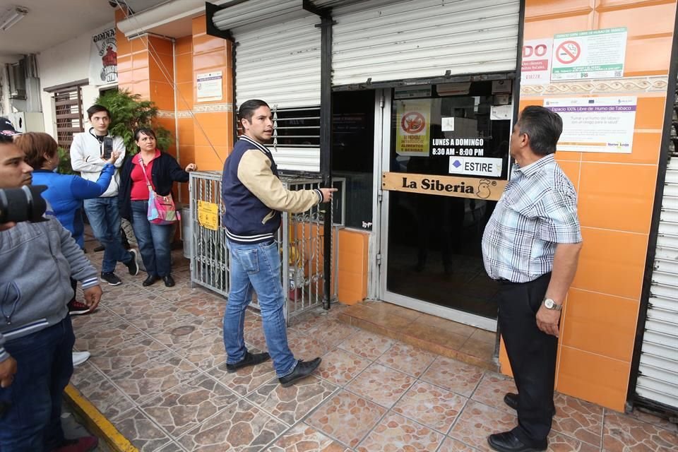  Ante comerciantes que comenzaron a aplaudir, fueron quitados ayer los sellos de clausura del restaurante La Siberia.