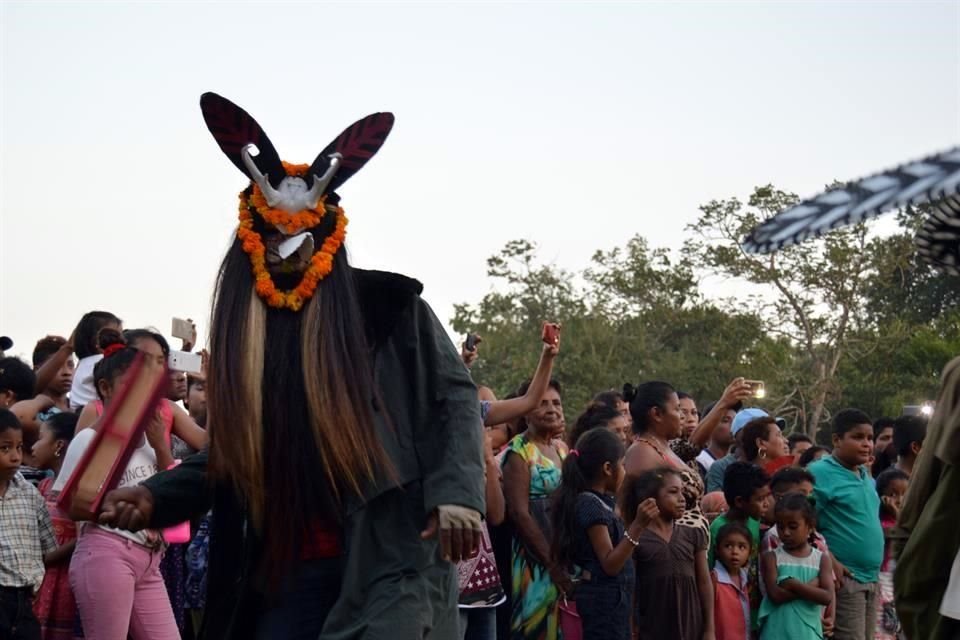 La danza de los diablos, en la Costa Chica de Guerrero y de Oaxaca, forma parte de los rituales locales alrededor del Día de Muertos.