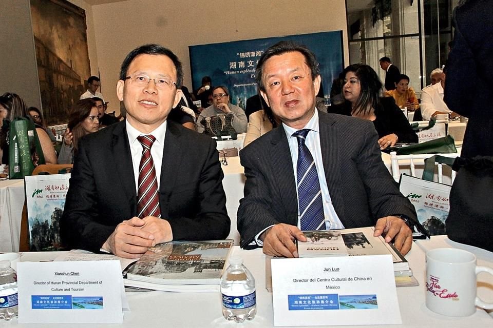 El evento contó con la asistencia de Xianchun Chen (izq.), Director del Departamento de Cultura y Turismo de la Provincia de Hunan.