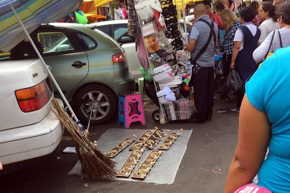 Recorrido por el estacionamiento del mercado de sonora en la alcaldía Venustiano Carranza, en donde los autos se estacionan entre los puestos y circulan entre la gente